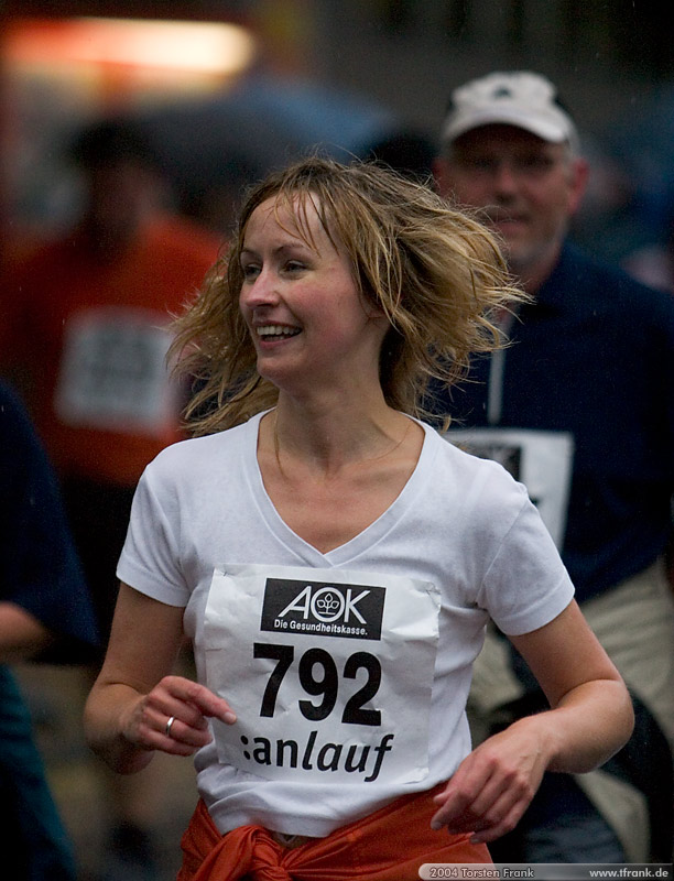 Bettina Naujocks von der VHS Siegen.\n1. Siegerländer AOK – Firmenlauf am 9. Juli 2004 in der Siegener Innenstadt über 5,5 km mit über 2200 gemeldeten Teilnehmern. Die Witterungsbedingungen mit teilweise strömenden Regen und zurückhaltenden Temperaturen waren leider nicht dem sommerlichen Datum angemessen, was der Lauffreude jedoch keinen Abbruch tat.