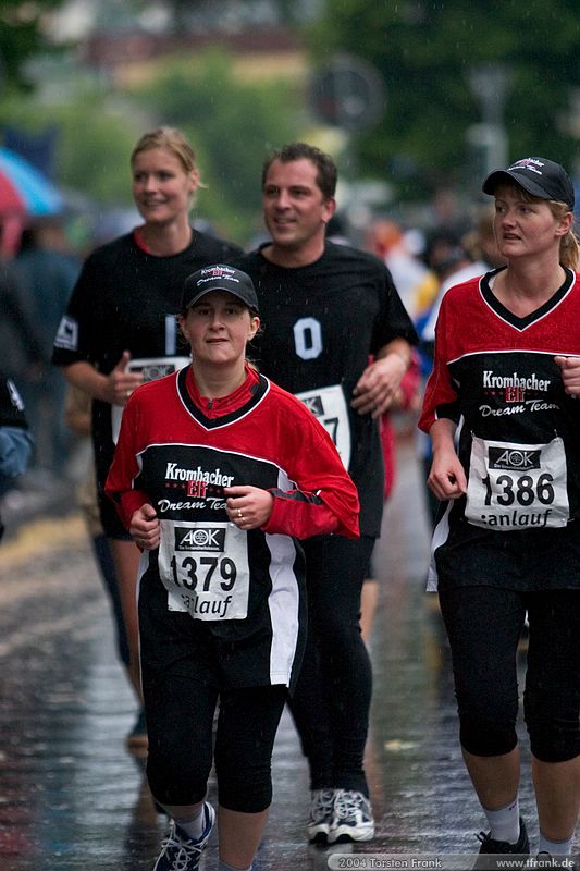 1. Siegerländer AOK – Firmenlauf am 9. Juli 2004 in der Siegener Innenstadt über 5,5 km mit über 2200 gemeldeten Teilnehmern. Die Witterungsbedingungen mit teilweise strömenden Regen und zurückhaltenden Temperaturen waren leider nicht dem sommerlichen Datum angemessen, was der Lauffreude jedoch keinen Abbruch tat.