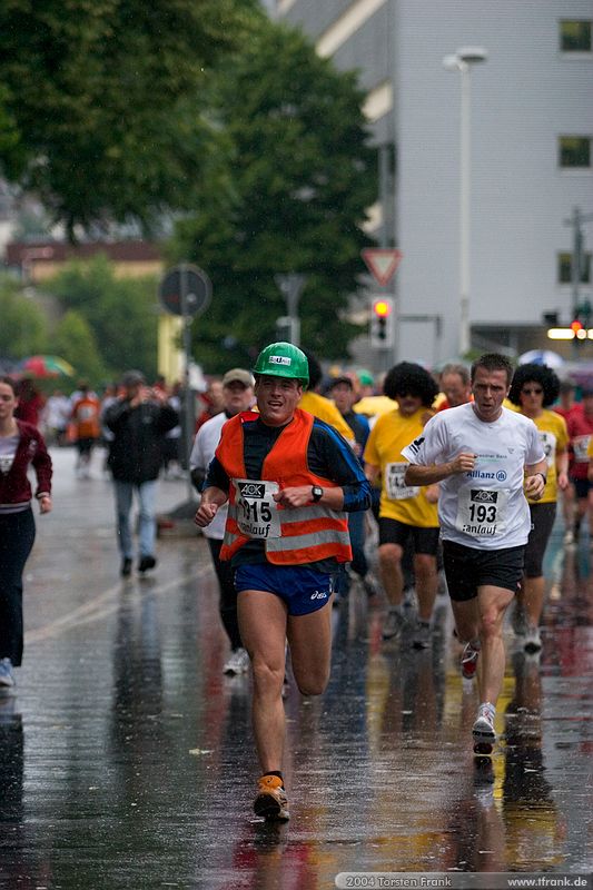 Joachim Jung, Team "BaUnis - Das Team vom Bau!"\n1. Siegerländer AOK – Firmenlauf am 9. Juli 2004 in der Siegener Innenstadt über 5,5 km mit über 2200 gemeldeten Teilnehmern. Die Witterungsbedingungen mit teilweise strömenden Regen und zurückhaltenden Temperaturen waren leider nicht dem sommerlichen Datum angemessen, was der Lauffreude jedoch keinen Abbruch tat.
