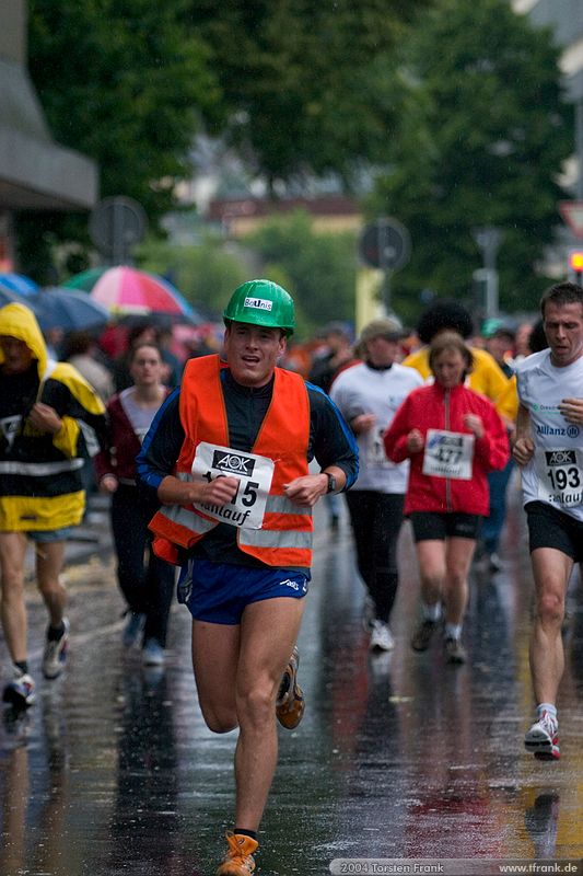 Joachim Jung, Team "BaUnis - Das Team vom Bau!"\n1. Siegerländer AOK – Firmenlauf am 9. Juli 2004 in der Siegener Innenstadt über 5,5 km mit über 2200 gemeldeten Teilnehmern. Die Witterungsbedingungen mit teilweise strömenden Regen und zurückhaltenden Temperaturen waren leider nicht dem sommerlichen Datum angemessen, was der Lauffreude jedoch keinen Abbruch tat.