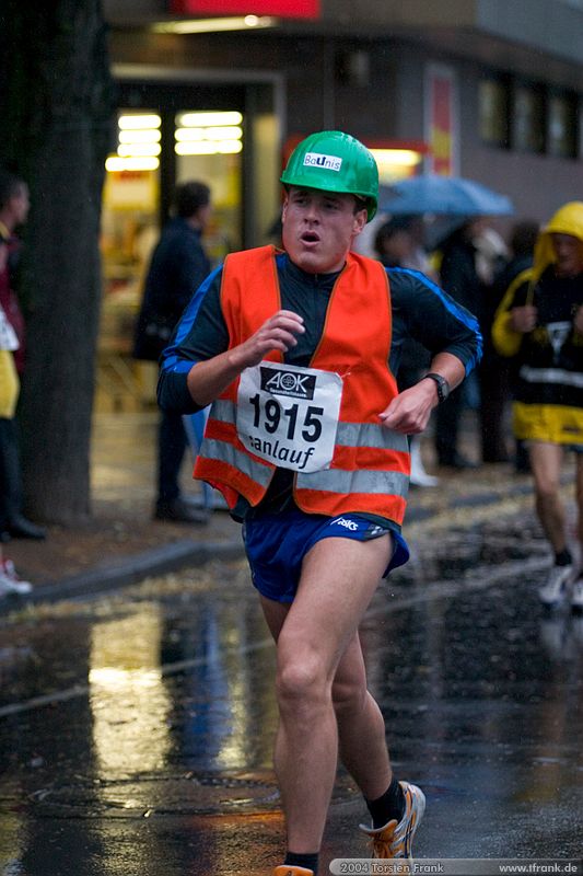 Joachim Jung, Team "BaUnis - Das Team vom Bau!"\n1. Siegerländer AOK – Firmenlauf am 9. Juli 2004 in der Siegener Innenstadt über 5,5 km mit über 2200 gemeldeten Teilnehmern. Die Witterungsbedingungen mit teilweise strömenden Regen und zurückhaltenden Temperaturen waren leider nicht dem sommerlichen Datum angemessen, was der Lauffreude jedoch keinen Abbruch tat.