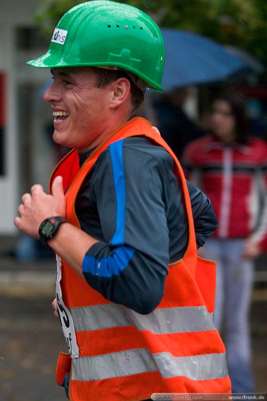 Joachim Jung, Team "BaUnis - Das Team vom Bau!"\n1. Siegerländer AOK – Firmenlauf am 9. Juli 2004 in der Siegener Innenstadt über 5,5 km mit über 2200 gemeldeten Teilnehmern. Die Witterungsbedingungen mit teilweise strömenden Regen und zurückhaltenden Temperaturen waren leider nicht dem sommerlichen Datum angemessen, was der Lauffreude jedoch keinen Abbruch tat.