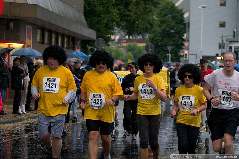 "Irrläufer" der Gemeinde Neunkirchen.\n1. Siegerländer AOK – Firmenlauf am 9. Juli 2004 in der Siegener Innenstadt über 5,5 km mit über 2200 gemeldeten Teilnehmern. Die Witterungsbedingungen mit teilweise strömenden Regen und zurückhaltenden Temperaturen waren leider nicht dem sommerlichen Datum angemessen, was der Lauffreude jedoch keinen Abbruch tat.