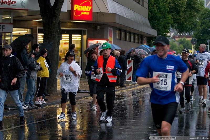 Volker Spieß, Team "BaUnis - Das Team vom Bau!"\n1. Siegerländer AOK – Firmenlauf am 9. Juli 2004 in der Siegener Innenstadt über 5,5 km mit über 2200 gemeldeten Teilnehmern. Die Witterungsbedingungen mit teilweise strömenden Regen und zurückhaltenden Temperaturen waren leider nicht dem sommerlichen Datum angemessen, was der Lauffreude jedoch keinen Abbruch tat.