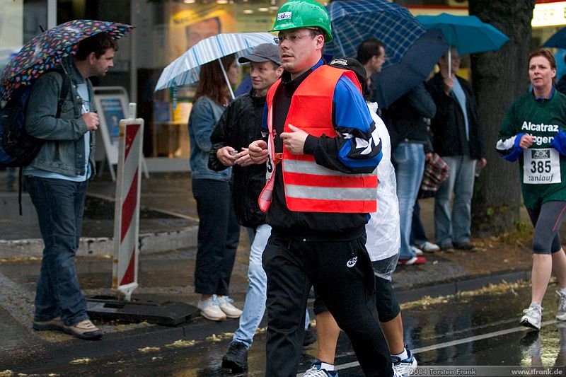 Volker Spieß, Team "BaUnis - Das Team vom Bau!"\n1. Siegerländer AOK – Firmenlauf am 9. Juli 2004 in der Siegener Innenstadt über 5,5 km mit über 2200 gemeldeten Teilnehmern. Die Witterungsbedingungen mit teilweise strömenden Regen und zurückhaltenden Temperaturen waren leider nicht dem sommerlichen Datum angemessen, was der Lauffreude jedoch keinen Abbruch tat.