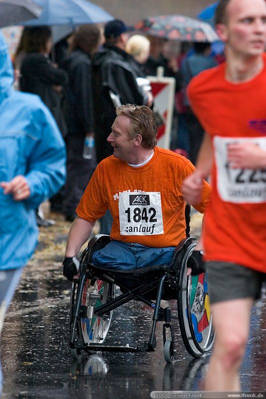 Ein Teilnehmer des Teams "Run & Roll Rathaus Wilnsdorf"\n1. Siegerländer AOK – Firmenlauf am 9. Juli 2004 in der Siegener Innenstadt über 5,5 km mit über 2200 gemeldeten Teilnehmern. Die Witterungsbedingungen mit teilweise strömenden Regen und zurückhaltenden Temperaturen waren leider nicht dem sommerlichen Datum angemessen, was der Lauffreude jedoch keinen Abbruch tat.