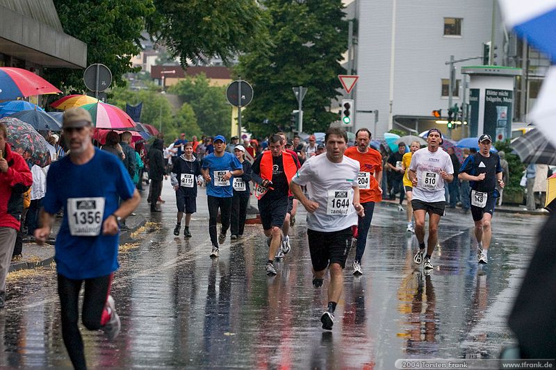 Team "BaUnis - Das Team vom Bau!"\n1. Siegerländer AOK – Firmenlauf am 9. Juli 2004 in der Siegener Innenstadt über 5,5 km mit über 2200 gemeldeten Teilnehmern. Die Witterungsbedingungen mit teilweise strömenden Regen und zurückhaltenden Temperaturen waren leider nicht dem sommerlichen Datum angemessen, was der Lauffreude jedoch keinen Abbruch tat.