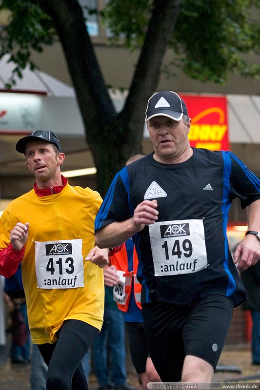1. Siegerländer AOK – Firmenlauf am 9. Juli 2004 in der Siegener Innenstadt über 5,5 km mit über 2200 gemeldeten Teilnehmern. Die Witterungsbedingungen mit teilweise strömenden Regen und zurückhaltenden Temperaturen waren leider nicht dem sommerlichen Datum angemessen, was der Lauffreude jedoch keinen Abbruch tat.