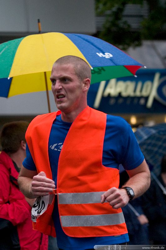 Team "BaUnis - Das Team vom Bau!"\n1. Siegerländer AOK – Firmenlauf am 9. Juli 2004 in der Siegener Innenstadt über 5,5 km mit über 2200 gemeldeten Teilnehmern. Die Witterungsbedingungen mit teilweise strömenden Regen und zurückhaltenden Temperaturen waren leider nicht dem sommerlichen Datum angemessen, was der Lauffreude jedoch keinen Abbruch tat.
