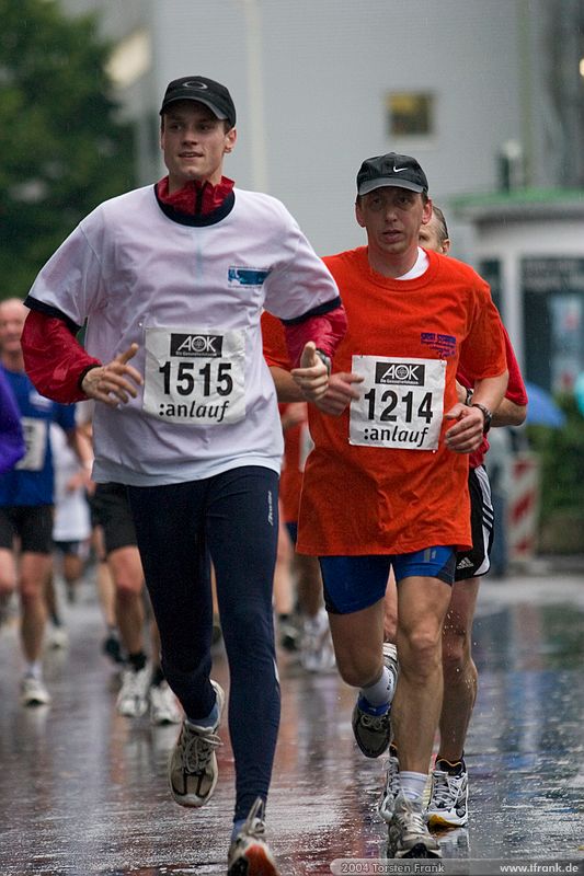 1. Siegerländer AOK – Firmenlauf am 9. Juli 2004 in der Siegener Innenstadt über 5,5 km mit über 2200 gemeldeten Teilnehmern. Die Witterungsbedingungen mit teilweise strömenden Regen und zurückhaltenden Temperaturen waren leider nicht dem sommerlichen Datum angemessen, was der Lauffreude jedoch keinen Abbruch tat.