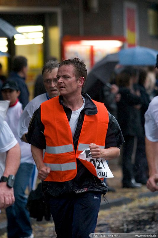 Alexander Krüger, Team "BaUnis - Das Team vom Bau!"\n1. Siegerländer AOK – Firmenlauf am 9. Juli 2004 in der Siegener Innenstadt über 5,5 km mit über 2200 gemeldeten Teilnehmern. Die Witterungsbedingungen mit teilweise strömenden Regen und zurückhaltenden Temperaturen waren leider nicht dem sommerlichen Datum angemessen, was der Lauffreude jedoch keinen Abbruch tat.
