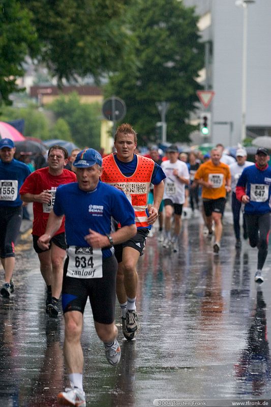 Sebastian Schutz, Team "BaUnis - Das Team vom Bau!"\n1. Siegerländer AOK – Firmenlauf am 9. Juli 2004 in der Siegener Innenstadt über 5,5 km mit über 2200 gemeldeten Teilnehmern. Die Witterungsbedingungen mit teilweise strömenden Regen und zurückhaltenden Temperaturen waren leider nicht dem sommerlichen Datum angemessen, was der Lauffreude jedoch keinen Abbruch tat.