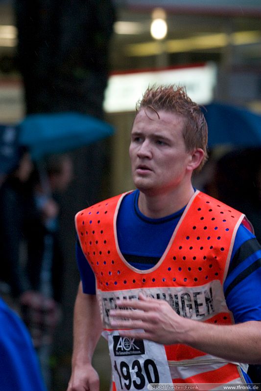 Sebastian Schutz, Team "BaUnis - Das Team vom Bau!"\n1. Siegerländer AOK – Firmenlauf am 9. Juli 2004 in der Siegener Innenstadt über 5,5 km mit über 2200 gemeldeten Teilnehmern. Die Witterungsbedingungen mit teilweise strömenden Regen und zurückhaltenden Temperaturen waren leider nicht dem sommerlichen Datum angemessen, was der Lauffreude jedoch keinen Abbruch tat.