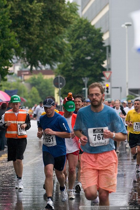 Jan König und Prof. Jürgen Jensen, Team "BaUnis - Das Team vom Bau!"\n1. Siegerländer AOK – Firmenlauf am 9. Juli 2004 in der Siegener Innenstadt über 5,5 km mit über 2200 gemeldeten Teilnehmern. Die Witterungsbedingungen mit teilweise strömenden Regen und zurückhaltenden Temperaturen waren leider nicht dem sommerlichen Datum angemessen, was der Lauffreude jedoch keinen Abbruch tat.