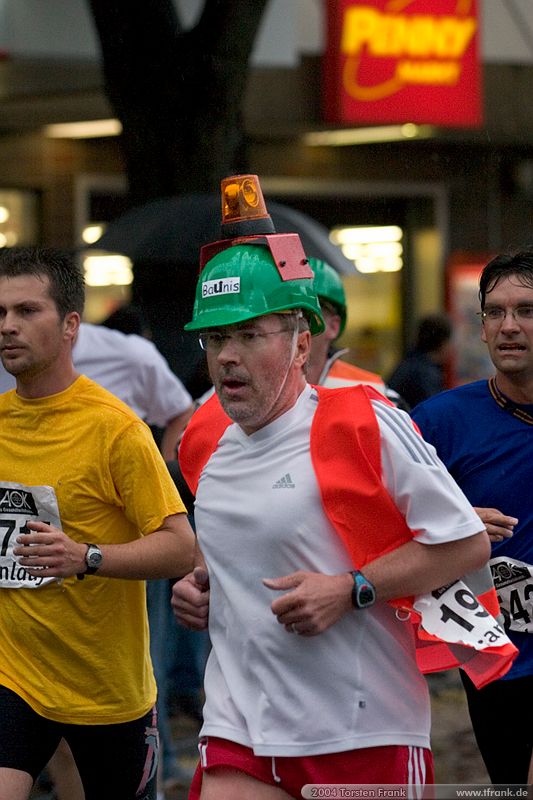 Prof. Dr.-Ing. Jürgen Jensen, Team "BaUnis - Das Team vom Bau!"\n1. Siegerländer AOK – Firmenlauf am 9. Juli 2004 in der Siegener Innenstadt über 5,5 km mit über 2200 gemeldeten Teilnehmern. Die Witterungsbedingungen mit teilweise strömenden Regen und zurückhaltenden Temperaturen waren leider nicht dem sommerlichen Datum angemessen, was der Lauffreude jedoch keinen Abbruch tat.