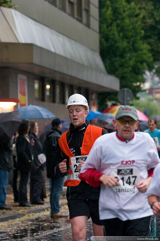 2258, Team "BaUnis - Das Team vom Bau!"\n1. Siegerländer AOK – Firmenlauf am 9. Juli 2004 in der Siegener Innenstadt über 5,5 km mit über 2200 gemeldeten Teilnehmern. Die Witterungsbedingungen mit teilweise strömenden Regen und zurückhaltenden Temperaturen waren leider nicht dem sommerlichen Datum angemessen, was der Lauffreude jedoch keinen Abbruch tat.