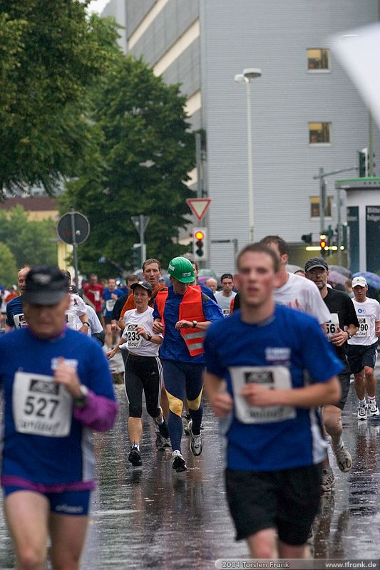 Christoph Mudersbach, Ende der zweiten Runde. Team "BaUnis - Das Team vom Bau!"\n1. Siegerländer AOK – Firmenlauf am 9. Juli 2004 in der Siegener Innenstadt über 5,5 km mit über 2200 gemeldeten Teilnehmern. Die Witterungsbedingungen mit teilweise strömenden Regen und zurückhaltenden Temperaturen waren leider nicht dem sommerlichen Datum angemessen, was der Lauffreude jedoch keinen Abbruch tat.
