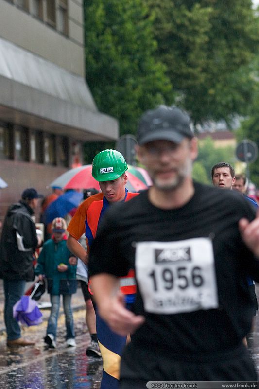Christoph Mudersbach, Ende der zweiten Runde. Team "BaUnis - Das Team vom Bau!"\n1. Siegerländer AOK – Firmenlauf am 9. Juli 2004 in der Siegener Innenstadt über 5,5 km mit über 2200 gemeldeten Teilnehmern. Die Witterungsbedingungen mit teilweise strömenden Regen und zurückhaltenden Temperaturen waren leider nicht dem sommerlichen Datum angemessen, was der Lauffreude jedoch keinen Abbruch tat.