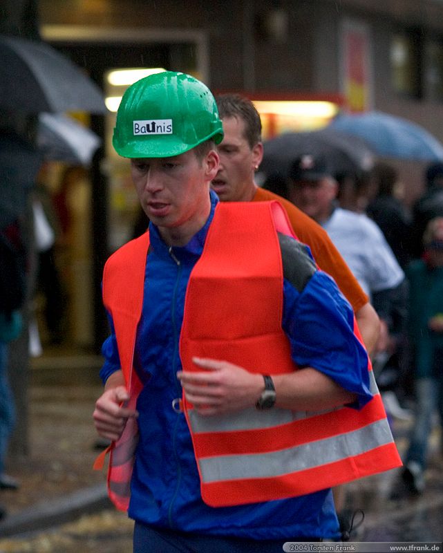 Christoph Mudersbach, Ende der zweiten Runde. Team "BaUnis - Das Team vom Bau!"\n1. Siegerländer AOK – Firmenlauf am 9. Juli 2004 in der Siegener Innenstadt über 5,5 km mit über 2200 gemeldeten Teilnehmern. Die Witterungsbedingungen mit teilweise strömenden Regen und zurückhaltenden Temperaturen waren leider nicht dem sommerlichen Datum angemessen, was der Lauffreude jedoch keinen Abbruch tat.