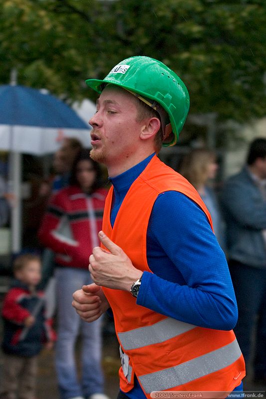 Team "BaUnis - Das Team vom Bau!"\n1. Siegerländer AOK – Firmenlauf am 9. Juli 2004 in der Siegener Innenstadt über 5,5 km mit über 2200 gemeldeten Teilnehmern. Die Witterungsbedingungen mit teilweise strömenden Regen und zurückhaltenden Temperaturen waren leider nicht dem sommerlichen Datum angemessen, was der Lauffreude jedoch keinen Abbruch tat.