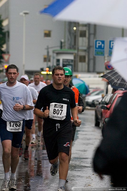 Jan-Eric Kapp, Team "BaUnis - Das Team vom Bau!"\n1. Siegerländer AOK – Firmenlauf am 9. Juli 2004 in der Siegener Innenstadt über 5,5 km mit über 2200 gemeldeten Teilnehmern. Die Witterungsbedingungen mit teilweise strömenden Regen und zurückhaltenden Temperaturen waren leider nicht dem sommerlichen Datum angemessen, was der Lauffreude jedoch keinen Abbruch tat.