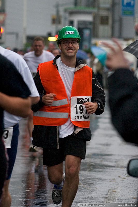 Jan-Eric Kapp, Team "BaUnis - Das Team vom Bau!"\n1. Siegerländer AOK – Firmenlauf am 9. Juli 2004 in der Siegener Innenstadt über 5,5 km mit über 2200 gemeldeten Teilnehmern. Die Witterungsbedingungen mit teilweise strömenden Regen und zurückhaltenden Temperaturen waren leider nicht dem sommerlichen Datum angemessen, was der Lauffreude jedoch keinen Abbruch tat.