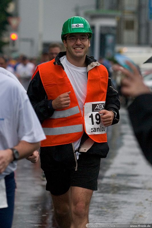 Jan-Eric Kapp, Team "BaUnis - Das Team vom Bau!"\n1. Siegerländer AOK – Firmenlauf am 9. Juli 2004 in der Siegener Innenstadt über 5,5 km mit über 2200 gemeldeten Teilnehmern. Die Witterungsbedingungen mit teilweise strömenden Regen und zurückhaltenden Temperaturen waren leider nicht dem sommerlichen Datum angemessen, was der Lauffreude jedoch keinen Abbruch tat.