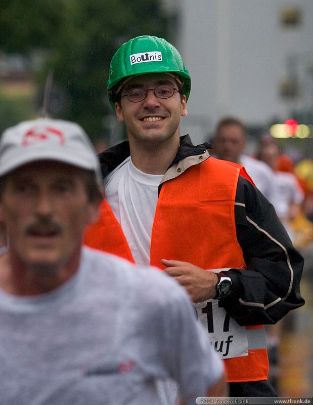 Jan-Eric Kapp, Team "BaUnis - Das Team vom Bau!"\n1. Siegerländer AOK – Firmenlauf am 9. Juli 2004 in der Siegener Innenstadt über 5,5 km mit über 2200 gemeldeten Teilnehmern. Die Witterungsbedingungen mit teilweise strömenden Regen und zurückhaltenden Temperaturen waren leider nicht dem sommerlichen Datum angemessen, was der Lauffreude jedoch keinen Abbruch tat.