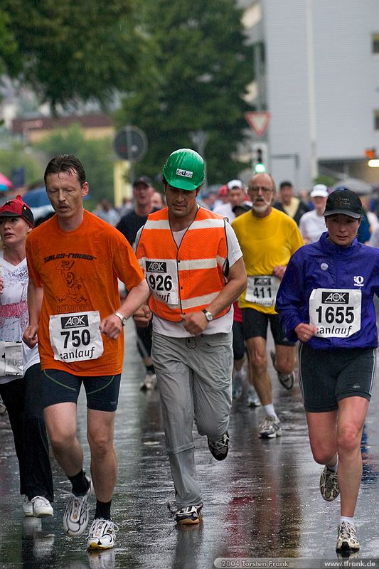 Parin Zeynel, Team "BaUnis - Das Team vom Bau!"\n1. Siegerländer AOK – Firmenlauf am 9. Juli 2004 in der Siegener Innenstadt über 5,5 km mit über 2200 gemeldeten Teilnehmern. Die Witterungsbedingungen mit teilweise strömenden Regen und zurückhaltenden Temperaturen waren leider nicht dem sommerlichen Datum angemessen, was der Lauffreude jedoch keinen Abbruch tat.