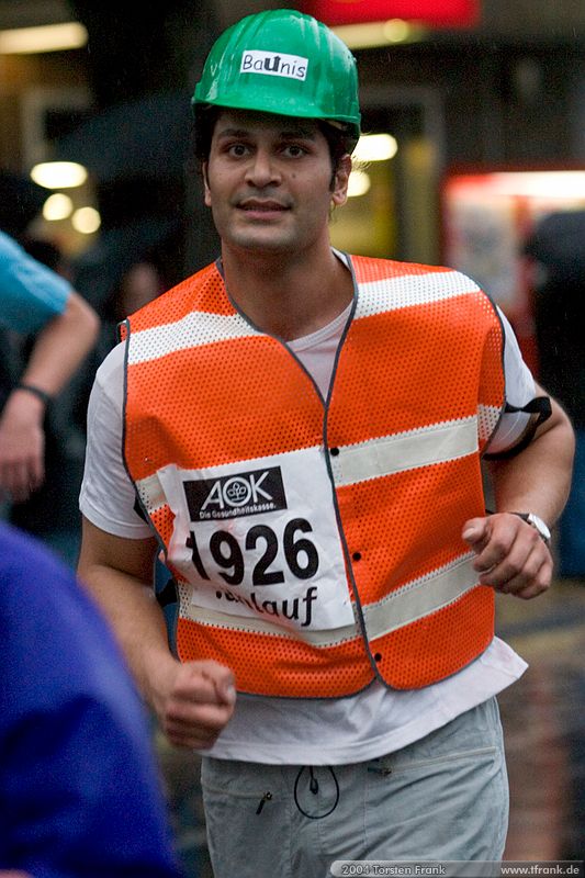 Parin Zeynel, Team "BaUnis - Das Team vom Bau!"\n1. Siegerländer AOK – Firmenlauf am 9. Juli 2004 in der Siegener Innenstadt über 5,5 km mit über 2200 gemeldeten Teilnehmern. Die Witterungsbedingungen mit teilweise strömenden Regen und zurückhaltenden Temperaturen waren leider nicht dem sommerlichen Datum angemessen, was der Lauffreude jedoch keinen Abbruch tat.