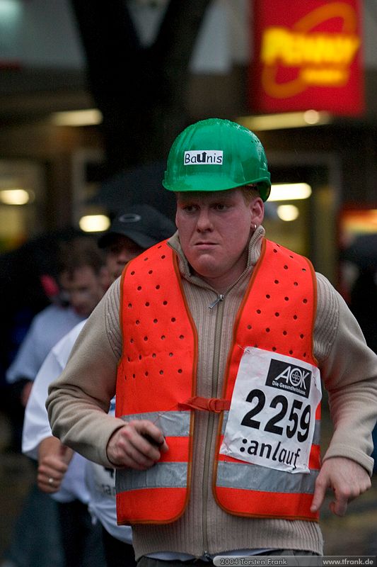 2259, Team "BaUnis - Das Team vom Bau!"\n1. Siegerländer AOK – Firmenlauf am 9. Juli 2004 in der Siegener Innenstadt über 5,5 km mit über 2200 gemeldeten Teilnehmern. Die Witterungsbedingungen mit teilweise strömenden Regen und zurückhaltenden Temperaturen waren leider nicht dem sommerlichen Datum angemessen, was der Lauffreude jedoch keinen Abbruch tat.