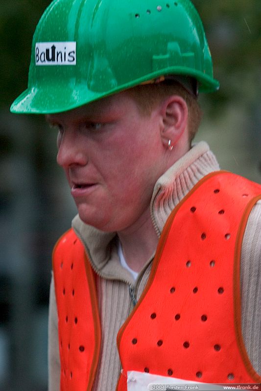 2259, Team "BaUnis - Das Team vom Bau!"\n1. Siegerländer AOK – Firmenlauf am 9. Juli 2004 in der Siegener Innenstadt über 5,5 km mit über 2200 gemeldeten Teilnehmern. Die Witterungsbedingungen mit teilweise strömenden Regen und zurückhaltenden Temperaturen waren leider nicht dem sommerlichen Datum angemessen, was der Lauffreude jedoch keinen Abbruch tat.