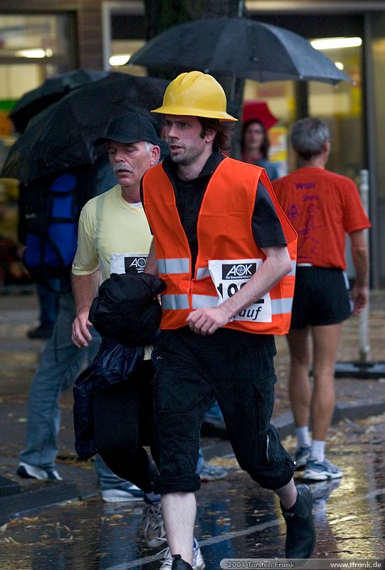 Team "BaUnis - Das Team vom Bau!"\n1. Siegerländer AOK – Firmenlauf am 9. Juli 2004 in der Siegener Innenstadt über 5,5 km mit über 2200 gemeldeten Teilnehmern. Die Witterungsbedingungen mit teilweise strömenden Regen und zurückhaltenden Temperaturen waren leider nicht dem sommerlichen Datum angemessen, was der Lauffreude jedoch keinen Abbruch tat.