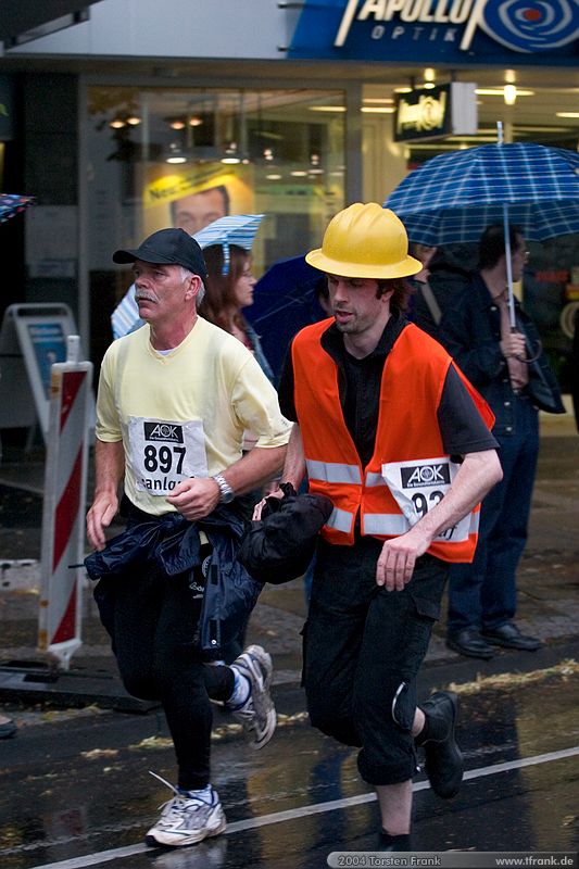 Team "BaUnis - Das Team vom Bau!"\n1. Siegerländer AOK – Firmenlauf am 9. Juli 2004 in der Siegener Innenstadt über 5,5 km mit über 2200 gemeldeten Teilnehmern. Die Witterungsbedingungen mit teilweise strömenden Regen und zurückhaltenden Temperaturen waren leider nicht dem sommerlichen Datum angemessen, was der Lauffreude jedoch keinen Abbruch tat.