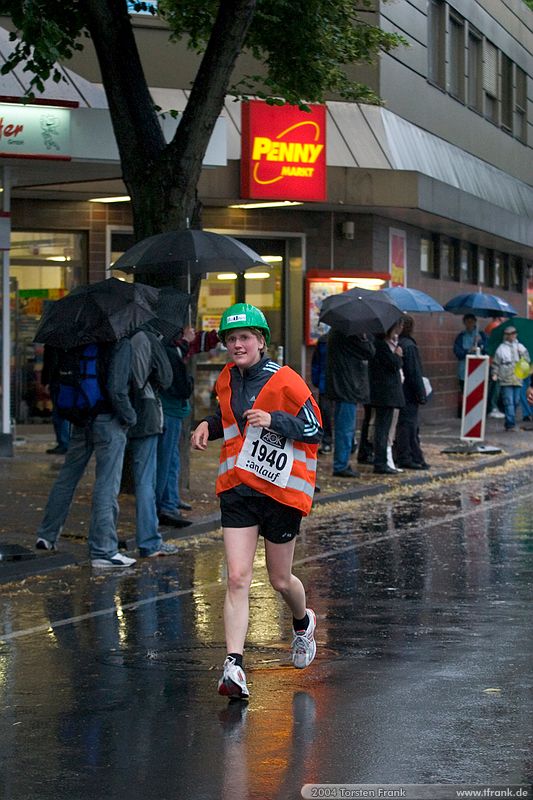 Gabi Zoch, Team "BaUnis - Das Team vom Bau!"\n1. Siegerländer AOK – Firmenlauf am 9. Juli 2004 in der Siegener Innenstadt über 5,5 km mit über 2200 gemeldeten Teilnehmern. Die Witterungsbedingungen mit teilweise strömenden Regen und zurückhaltenden Temperaturen waren leider nicht dem sommerlichen Datum angemessen, was der Lauffreude jedoch keinen Abbruch tat.