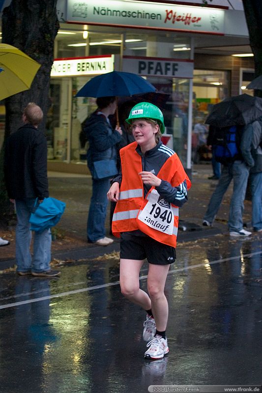 Gabi Zoch, Team "BaUnis - Das Team vom Bau!"\n1. Siegerländer AOK – Firmenlauf am 9. Juli 2004 in der Siegener Innenstadt über 5,5 km mit über 2200 gemeldeten Teilnehmern. Die Witterungsbedingungen mit teilweise strömenden Regen und zurückhaltenden Temperaturen waren leider nicht dem sommerlichen Datum angemessen, was der Lauffreude jedoch keinen Abbruch tat.