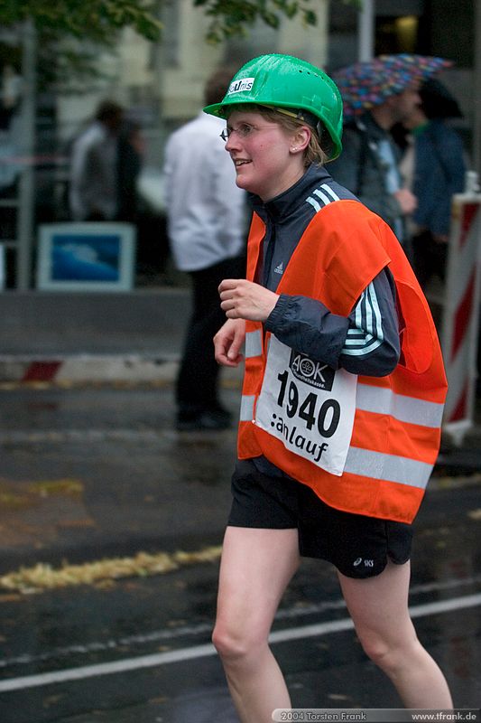 Gabi Zoch, Team "BaUnis - Das Team vom Bau!"\n1. Siegerländer AOK – Firmenlauf am 9. Juli 2004 in der Siegener Innenstadt über 5,5 km mit über 2200 gemeldeten Teilnehmern. Die Witterungsbedingungen mit teilweise strömenden Regen und zurückhaltenden Temperaturen waren leider nicht dem sommerlichen Datum angemessen, was der Lauffreude jedoch keinen Abbruch tat.
