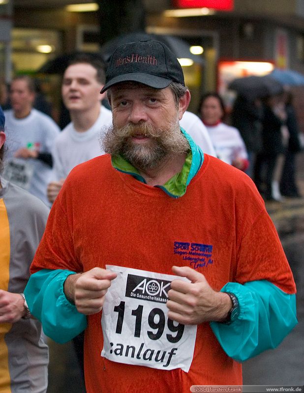 1. Siegerländer AOK – Firmenlauf am 9. Juli 2004 in der Siegener Innenstadt über 5,5 km mit über 2200 gemeldeten Teilnehmern. Die Witterungsbedingungen mit teilweise strömenden Regen und zurückhaltenden Temperaturen waren leider nicht dem sommerlichen Datum angemessen, was der Lauffreude jedoch keinen Abbruch tat.