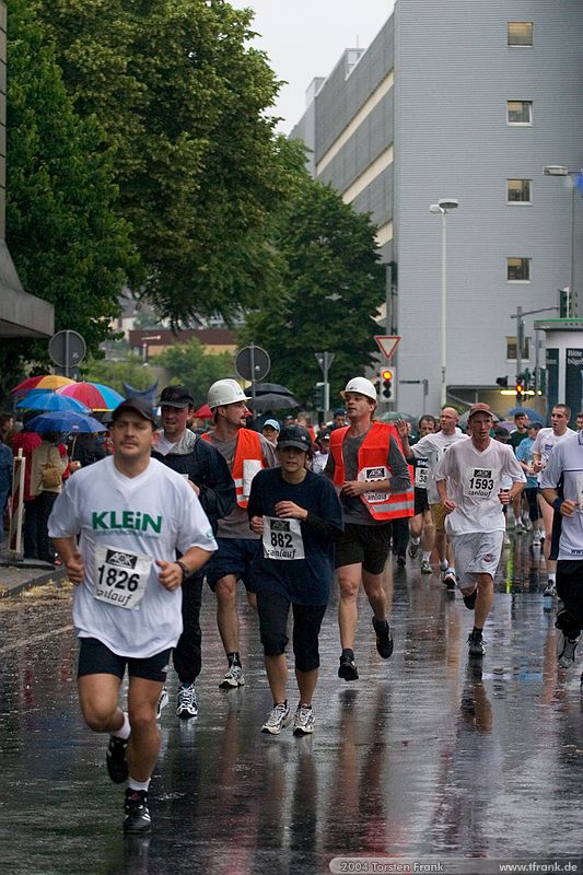 ? und Christian Wilhelm, Team "BaUnis - Das Team vom Bau!"\n1. Siegerländer AOK – Firmenlauf am 9. Juli 2004 in der Siegener Innenstadt über 5,5 km mit über 2200 gemeldeten Teilnehmern. Die Witterungsbedingungen mit teilweise strömenden Regen und zurückhaltenden Temperaturen waren leider nicht dem sommerlichen Datum angemessen, was der Lauffreude jedoch keinen Abbruch tat.