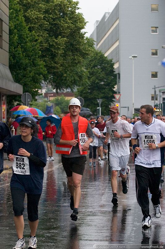 Team "BaUnis - Das Team vom Bau!"\n1. Siegerländer AOK – Firmenlauf am 9. Juli 2004 in der Siegener Innenstadt über 5,5 km mit über 2200 gemeldeten Teilnehmern. Die Witterungsbedingungen mit teilweise strömenden Regen und zurückhaltenden Temperaturen waren leider nicht dem sommerlichen Datum angemessen, was der Lauffreude jedoch keinen Abbruch tat.