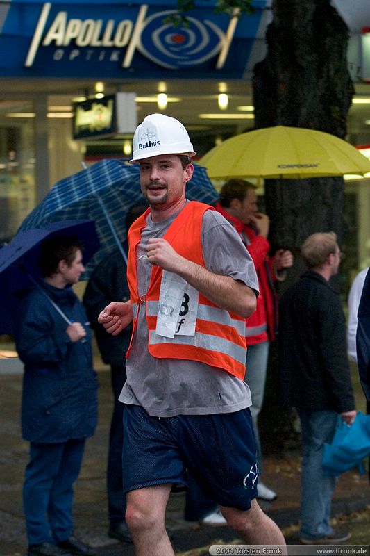 Team "BaUnis - Das Team vom Bau!"\n1. Siegerländer AOK – Firmenlauf am 9. Juli 2004 in der Siegener Innenstadt über 5,5 km mit über 2200 gemeldeten Teilnehmern. Die Witterungsbedingungen mit teilweise strömenden Regen und zurückhaltenden Temperaturen waren leider nicht dem sommerlichen Datum angemessen, was der Lauffreude jedoch keinen Abbruch tat.