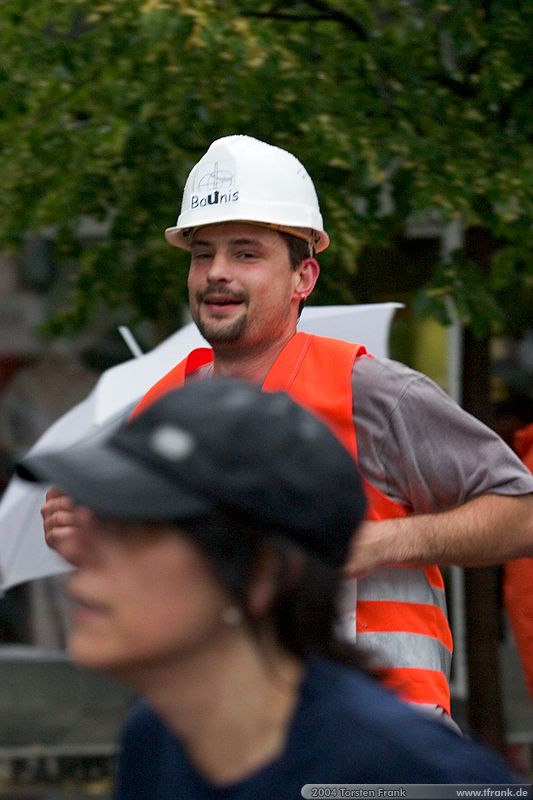 Team "BaUnis - Das Team vom Bau!"\n1. Siegerländer AOK – Firmenlauf am 9. Juli 2004 in der Siegener Innenstadt über 5,5 km mit über 2200 gemeldeten Teilnehmern. Die Witterungsbedingungen mit teilweise strömenden Regen und zurückhaltenden Temperaturen waren leider nicht dem sommerlichen Datum angemessen, was der Lauffreude jedoch keinen Abbruch tat.