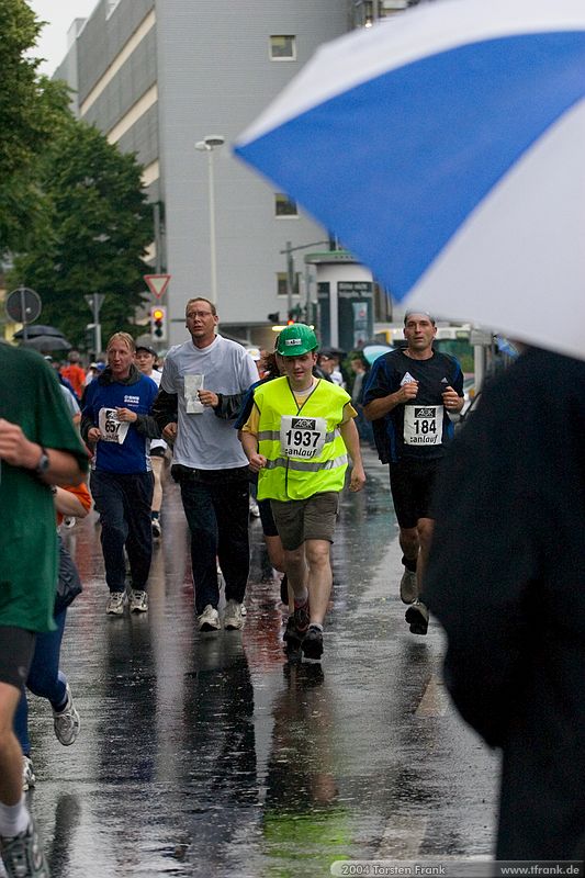 Jörg Wieland, Team "BaUnis - Das Team vom Bau!"\n1. Siegerländer AOK – Firmenlauf am 9. Juli 2004 in der Siegener Innenstadt über 5,5 km mit über 2200 gemeldeten Teilnehmern. Die Witterungsbedingungen mit teilweise strömenden Regen und zurückhaltenden Temperaturen waren leider nicht dem sommerlichen Datum angemessen, was der Lauffreude jedoch keinen Abbruch tat.