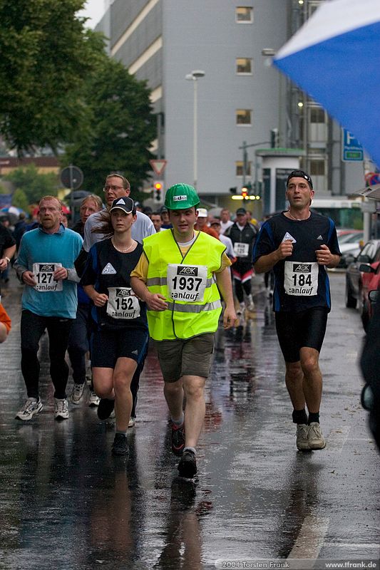 Jörg Wieland, Team "BaUnis - Das Team vom Bau!"\n1. Siegerländer AOK – Firmenlauf am 9. Juli 2004 in der Siegener Innenstadt über 5,5 km mit über 2200 gemeldeten Teilnehmern. Die Witterungsbedingungen mit teilweise strömenden Regen und zurückhaltenden Temperaturen waren leider nicht dem sommerlichen Datum angemessen, was der Lauffreude jedoch keinen Abbruch tat.