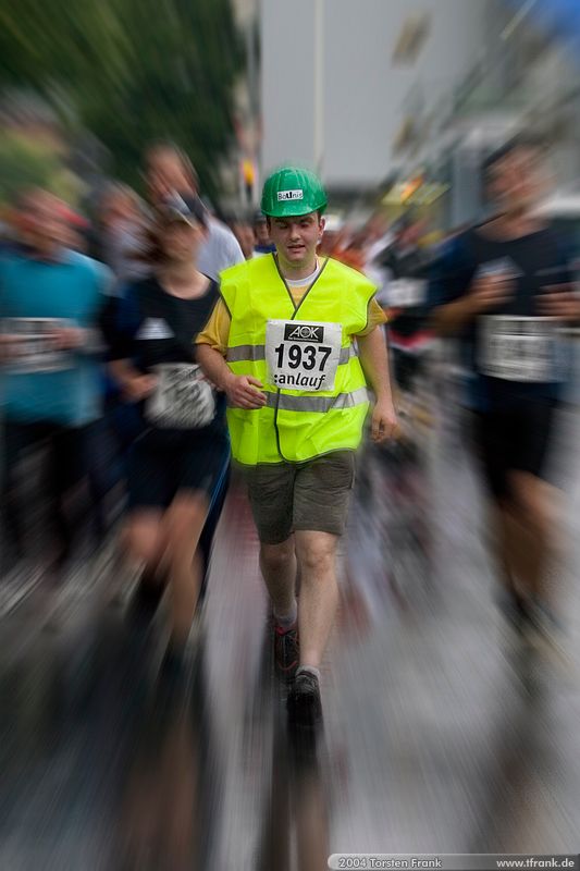 Jörg Wieland, Team "BaUnis - Das Team vom Bau!"\n1. Siegerländer AOK – Firmenlauf am 9. Juli 2004 in der Siegener Innenstadt über 5,5 km mit über 2200 gemeldeten Teilnehmern. Die Witterungsbedingungen mit teilweise strömenden Regen und zurückhaltenden Temperaturen waren leider nicht dem sommerlichen Datum angemessen, was der Lauffreude jedoch keinen Abbruch tat.