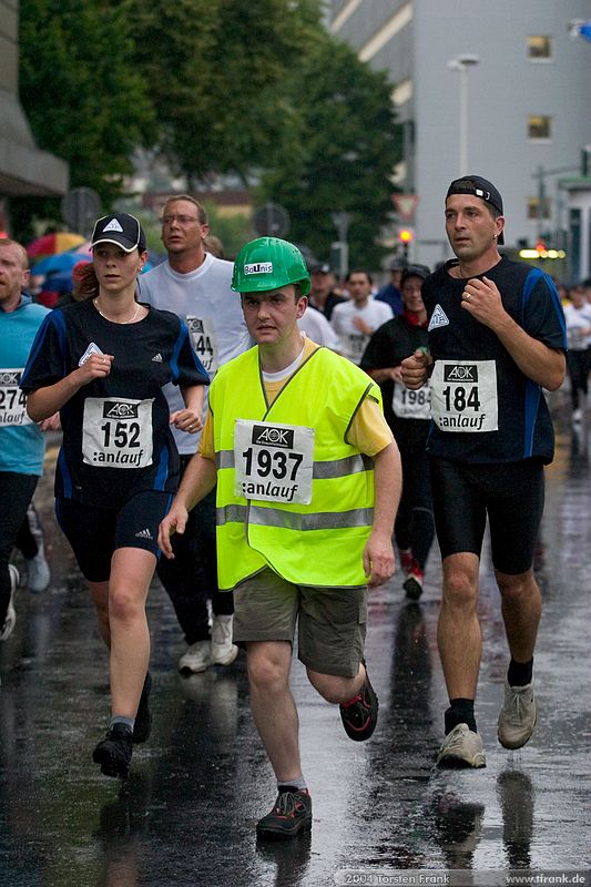 Jörg Wieland, Team "BaUnis - Das Team vom Bau!"\n1. Siegerländer AOK – Firmenlauf am 9. Juli 2004 in der Siegener Innenstadt über 5,5 km mit über 2200 gemeldeten Teilnehmern. Die Witterungsbedingungen mit teilweise strömenden Regen und zurückhaltenden Temperaturen waren leider nicht dem sommerlichen Datum angemessen, was der Lauffreude jedoch keinen Abbruch tat.
