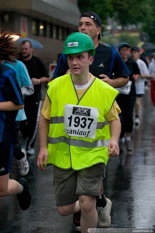 Jörg Wieland, Team "BaUnis - Das Team vom Bau!"\n1. Siegerländer AOK – Firmenlauf am 9. Juli 2004 in der Siegener Innenstadt über 5,5 km mit über 2200 gemeldeten Teilnehmern. Die Witterungsbedingungen mit teilweise strömenden Regen und zurückhaltenden Temperaturen waren leider nicht dem sommerlichen Datum angemessen, was der Lauffreude jedoch keinen Abbruch tat.