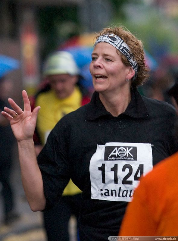 1. Siegerländer AOK – Firmenlauf am 9. Juli 2004 in der Siegener Innenstadt über 5,5 km mit über 2200 gemeldeten Teilnehmern. Die Witterungsbedingungen mit teilweise strömenden Regen und zurückhaltenden Temperaturen waren leider nicht dem sommerlichen Datum angemessen, was der Lauffreude jedoch keinen Abbruch tat.