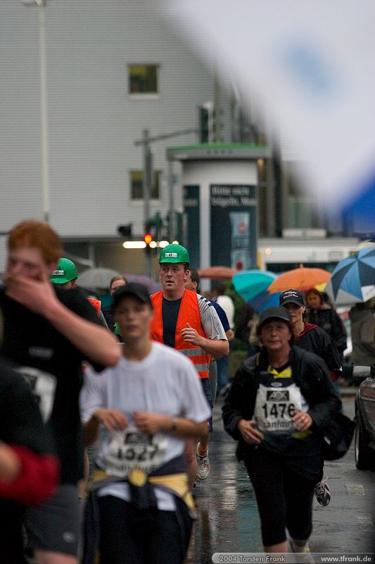 Team "BaUnis - Das Team vom Bau!"\n1. Siegerländer AOK – Firmenlauf am 9. Juli 2004 in der Siegener Innenstadt über 5,5 km mit über 2200 gemeldeten Teilnehmern. Die Witterungsbedingungen mit teilweise strömenden Regen und zurückhaltenden Temperaturen waren leider nicht dem sommerlichen Datum angemessen, was der Lauffreude jedoch keinen Abbruch tat.