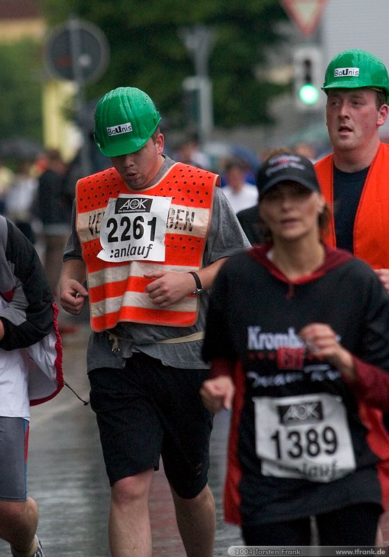 Ingo Zerrer und ?, Team "BaUnis - Das Team vom Bau!"\n1. Siegerländer AOK – Firmenlauf am 9. Juli 2004 in der Siegener Innenstadt über 5,5 km mit über 2200 gemeldeten Teilnehmern. Die Witterungsbedingungen mit teilweise strömenden Regen und zurückhaltenden Temperaturen waren leider nicht dem sommerlichen Datum angemessen, was der Lauffreude jedoch keinen Abbruch tat.